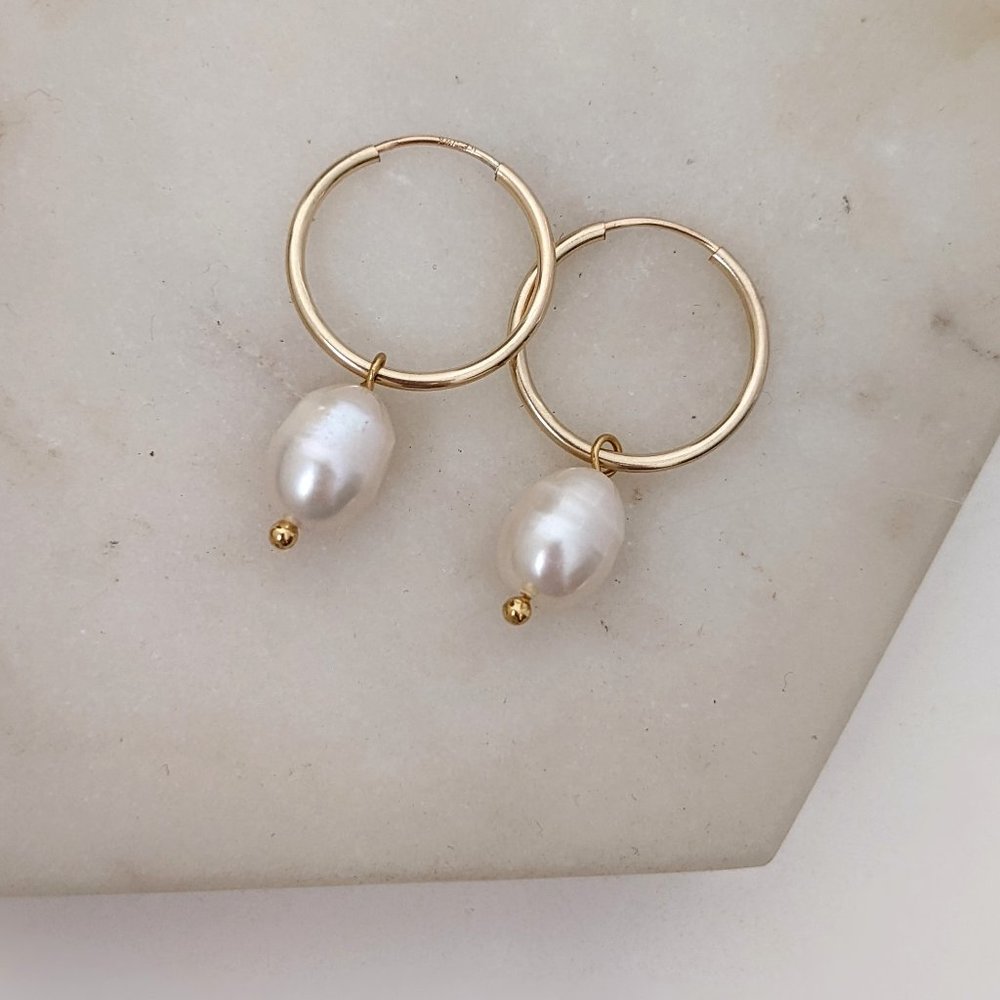 Perla Pearl Drop Essential Hoops